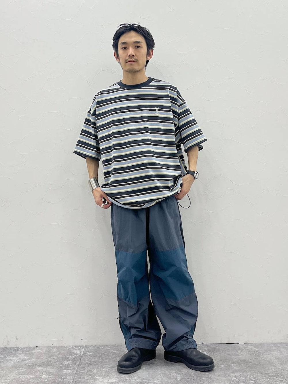 「低身長、ストリート、カジュアル、きれいめ、DODとニコアンド_nikoand...、niko and ...、Tシャツ、ミリタリー」｜「niko and...の【NATOKii(ネイトゥーキー)】ミリタリーシャカパンツ（その他パンツ、グレー系）」を使った、Kou_saitohさん（メンズ・166cm）の春コーディネートの6枚目の写真