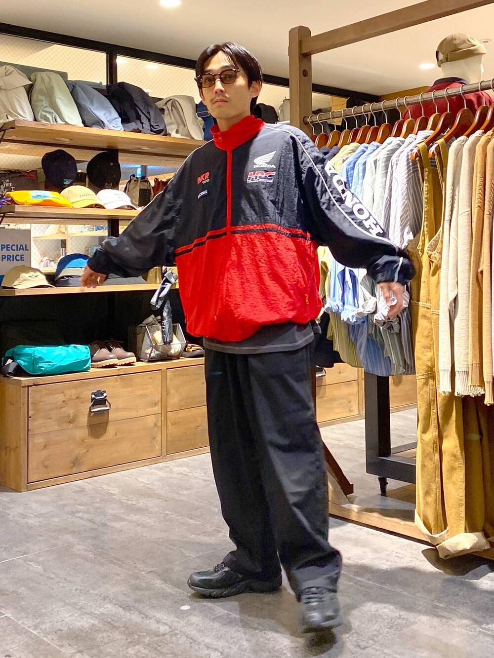 「低身長、ストリート、カジュアル、きれいめ、ブルゾン、Tシャツ、秋コーデ、モード、サングラス」|「niko and...の【New Balance(ニューバランス)】ML725(スニーカー、ブラック系)」を使った、Kou_saitohさん(メンズ・166cm)の夏コーディネートの4枚目の写真