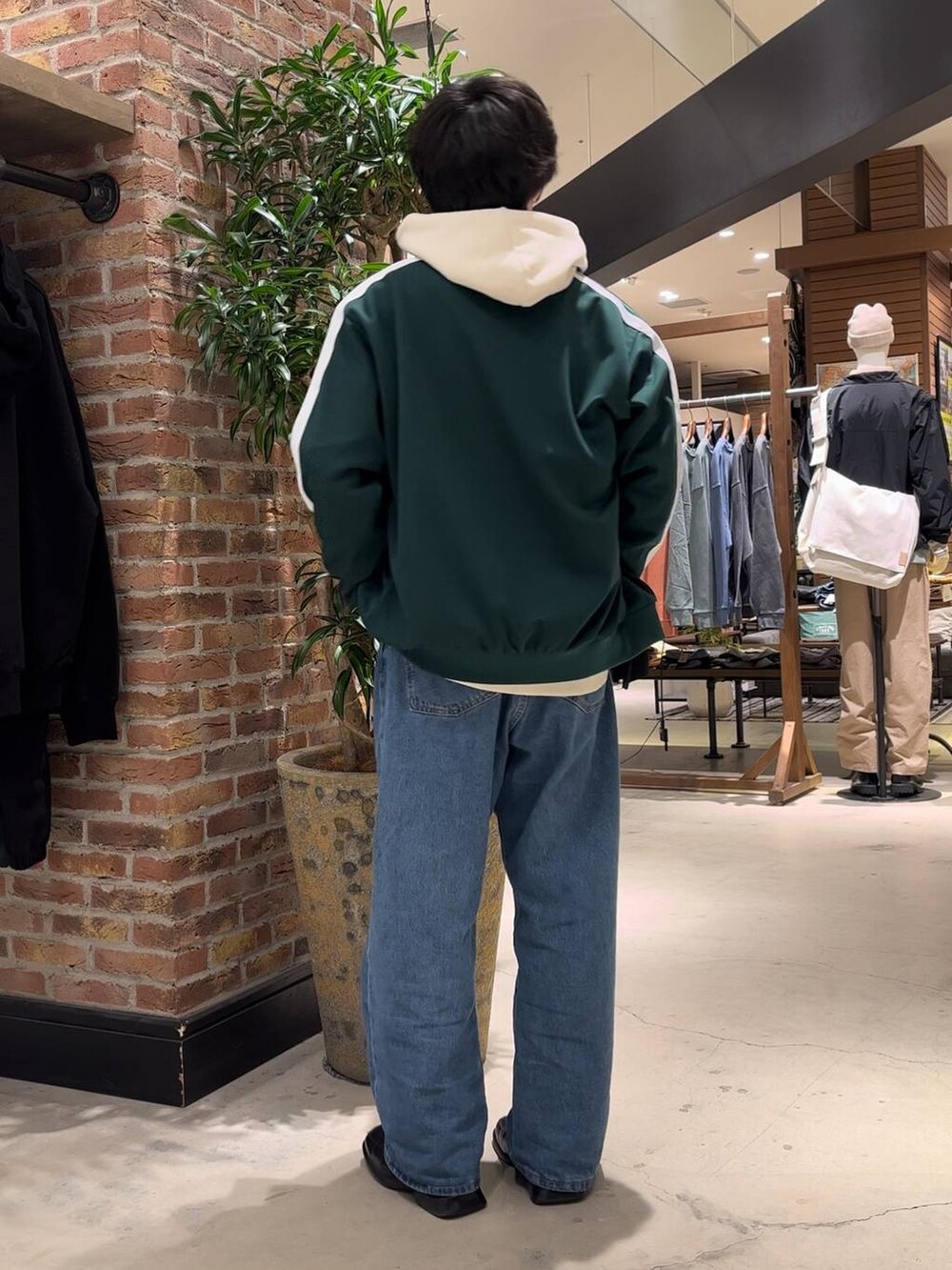 「低身長、ストリート、カジュアル、きれいめ、デニムパンツ、パーカー」｜「niko and...の[niko and ...JEANS 2024SS]5ポケットワイドデニムパンツ（デニムパンツ、ブルー系）」を使った、Kou_saitohさん（メンズ・166cm）の冬コーディネートの3枚目の写真