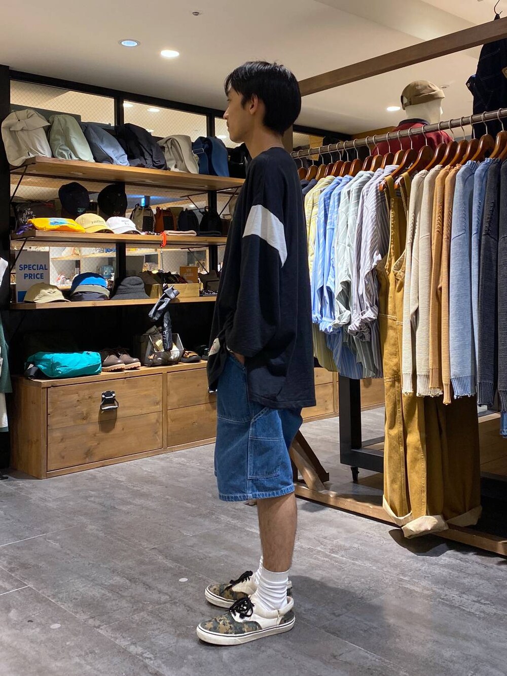 「低身長、ストリート、カジュアル、きれいめ、ショートパンツ、デニムパンツ」｜「niko and...のペインターショートパンツ（その他パンツ、ブルー系）」を使った、Kou_saitohさん（メンズ・166cm）の秋コーディネートの3枚目の写真