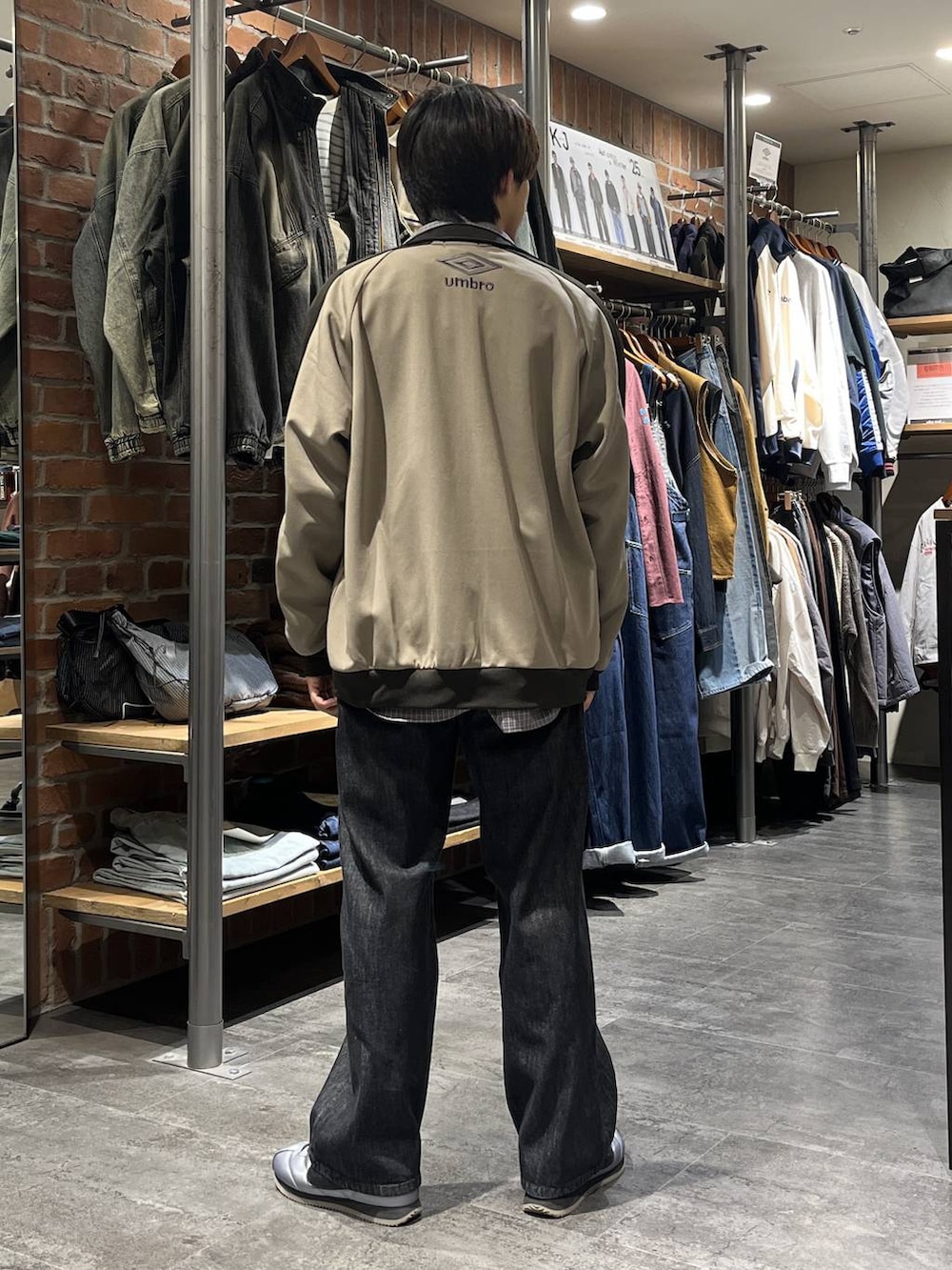 ブラウン系のジャージ、グレー系のシャツ/ブラウス、ブラック系のデニムパンツを着用したメンズの秋コーディネートの4枚目の写真