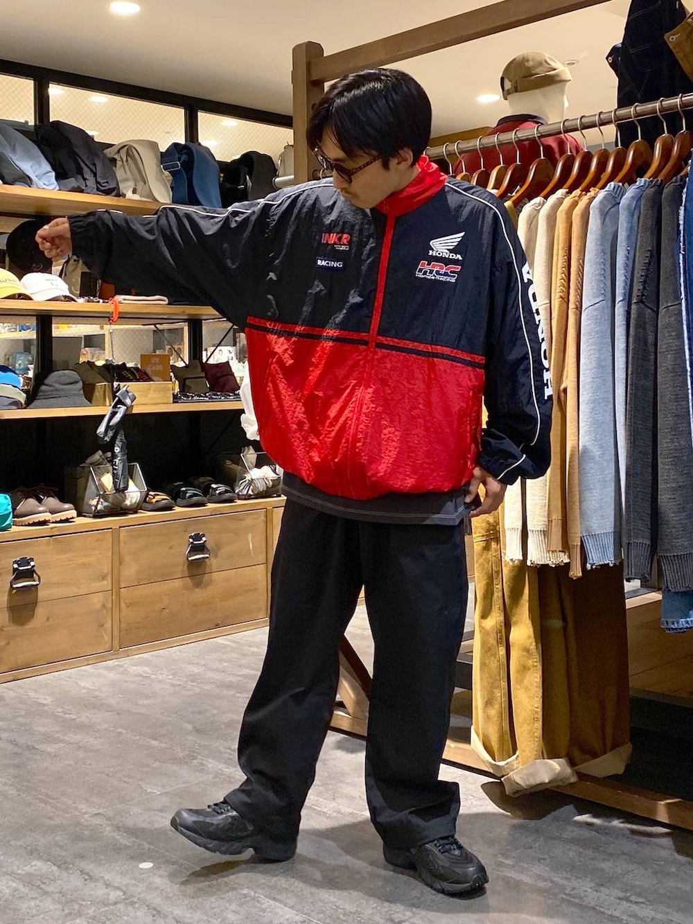 「低身長、ストリート、カジュアル、きれいめ、ブルゾン、Tシャツ、秋コーデ、モード、サングラス」|「niko and...の【New Balance(ニューバランス)】ML725(スニーカー、ブラック系)」を使った、Kou_saitohさん(メンズ・166cm)の夏コーディネートの5枚目の写真