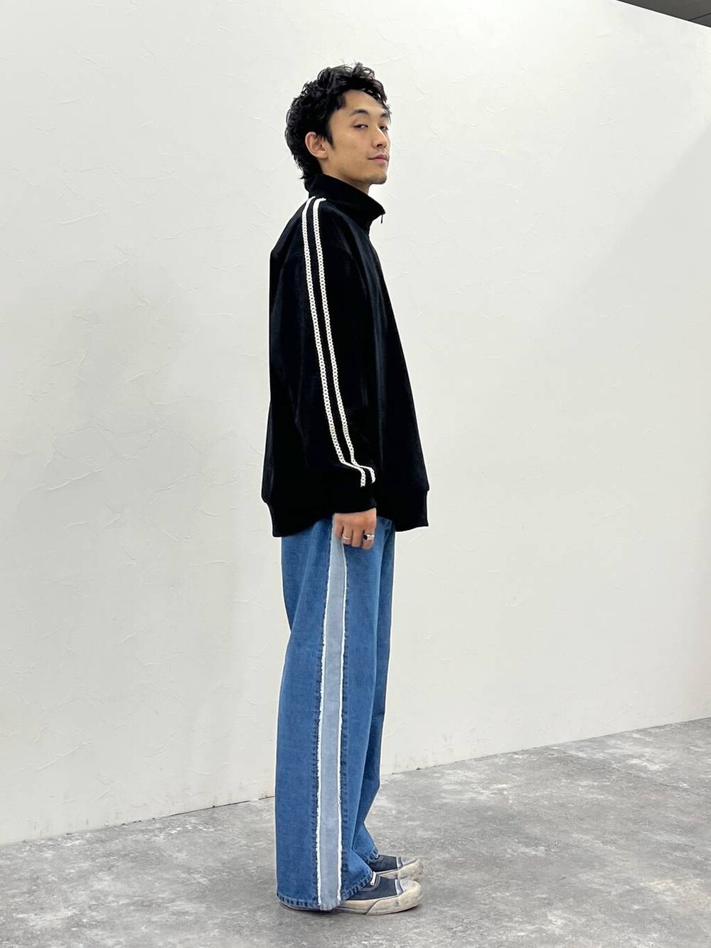「ストリート、カジュアル、きれいめ、デニムパンツ、低身長、NKJコーデ_niko and ...」｜「niko and...の[niko and ...JEANS 2024SS]5ポケットワイドデニムパンツ（デニムパンツ、その他）」を使った、Kou_saitohさん（メンズ・166cm）の冬コーディネートの4枚目の写真