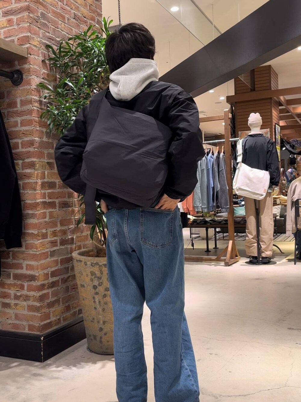 「低身長、ストリート、カジュアル、きれいめ、ジャケット、niko and ...、NUMERALS、パーカー、ブルゾン」｜「NUMERALSの【UNISEX】【NUMERALS】スウェットフードプルオーバー（パーカー、グレー系）」を使った、Kou_saitohさん（メンズ・166cm）の冬コーディネートの3枚目の写真