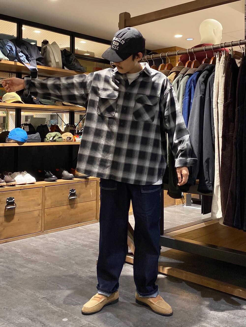 「低身長、ストリート、カジュアル、きれいめ、シャツ、デニムパンツ、キャップ」｜「niko and...のオンブレチェックネルシャツ（シャツ/ブラウス、ブラック系）」を使った、Kou_saitohさん（メンズ・166cm）の秋コーディネートの4枚目の写真