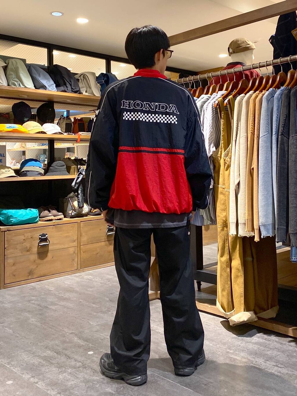 「低身長、ストリート、カジュアル、きれいめ、ブルゾン、Tシャツ、秋コーデ、モード、サングラス」|「niko and...の【New Balance(ニューバランス)】ML725(スニーカー、ブラック系)」を使った、Kou_saitohさん(メンズ・166cm)の夏コーディネートの2枚目の写真