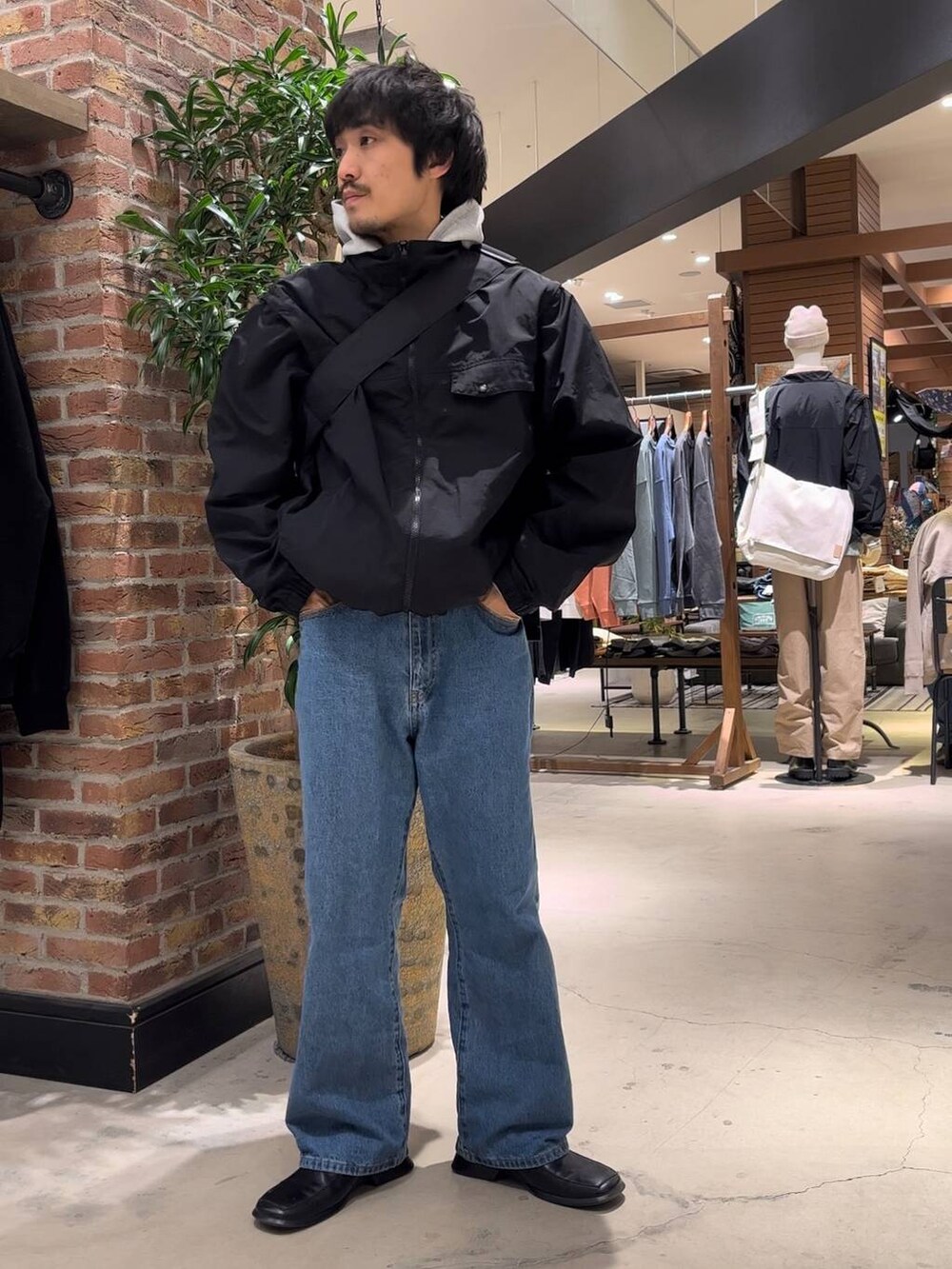 「低身長、ストリート、カジュアル、きれいめ、ジャケット、niko and ...、NUMERALS、パーカー、ブルゾン」｜「NUMERALSの【UNISEX】【NUMERALS】スウェットフードプルオーバー（パーカー、グレー系）」を使った、Kou_saitohさん（メンズ・166cm）の冬コーディネートの6枚目の写真