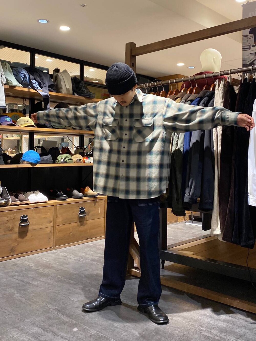 「低身長、ストリート、カジュアル、きれいめ、デニムパンツ、シャツ、ニット帽」｜「niko and...のオンブレチェックネルシャツ（シャツ/ブラウス、ベージュ系）」を使った、Kou_saitohさん（メンズ・166cm）の秋コーディネートの4枚目の写真