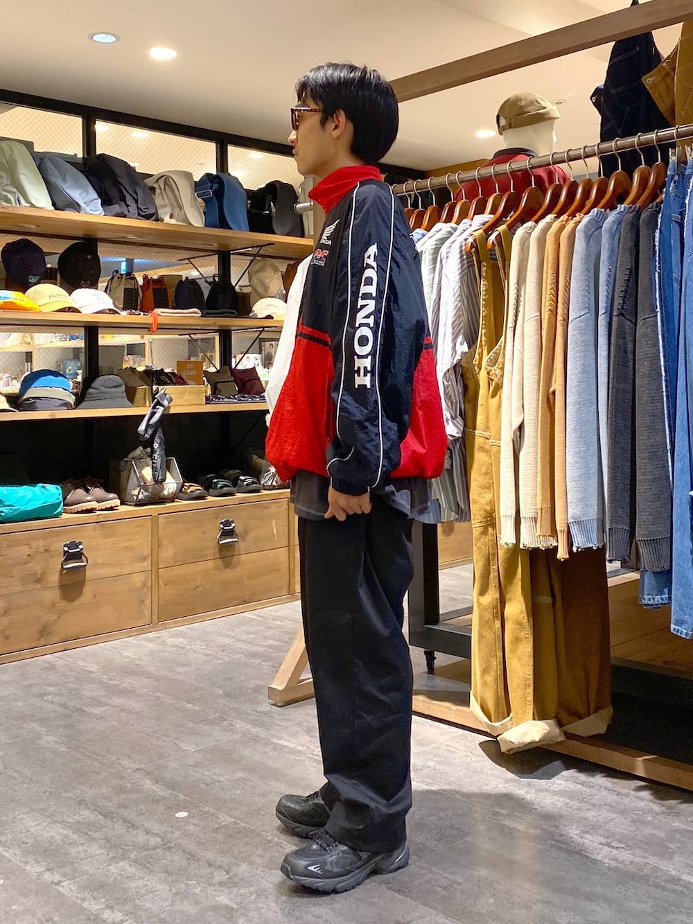 「低身長、ストリート、カジュアル、きれいめ、ブルゾン、Tシャツ、秋コーデ、モード、サングラス」|「niko and...の【New Balance(ニューバランス)】ML725(スニーカー、ブラック系)」を使った、Kou_saitohさん(メンズ・166cm)の夏コーディネートの3枚目の写真
