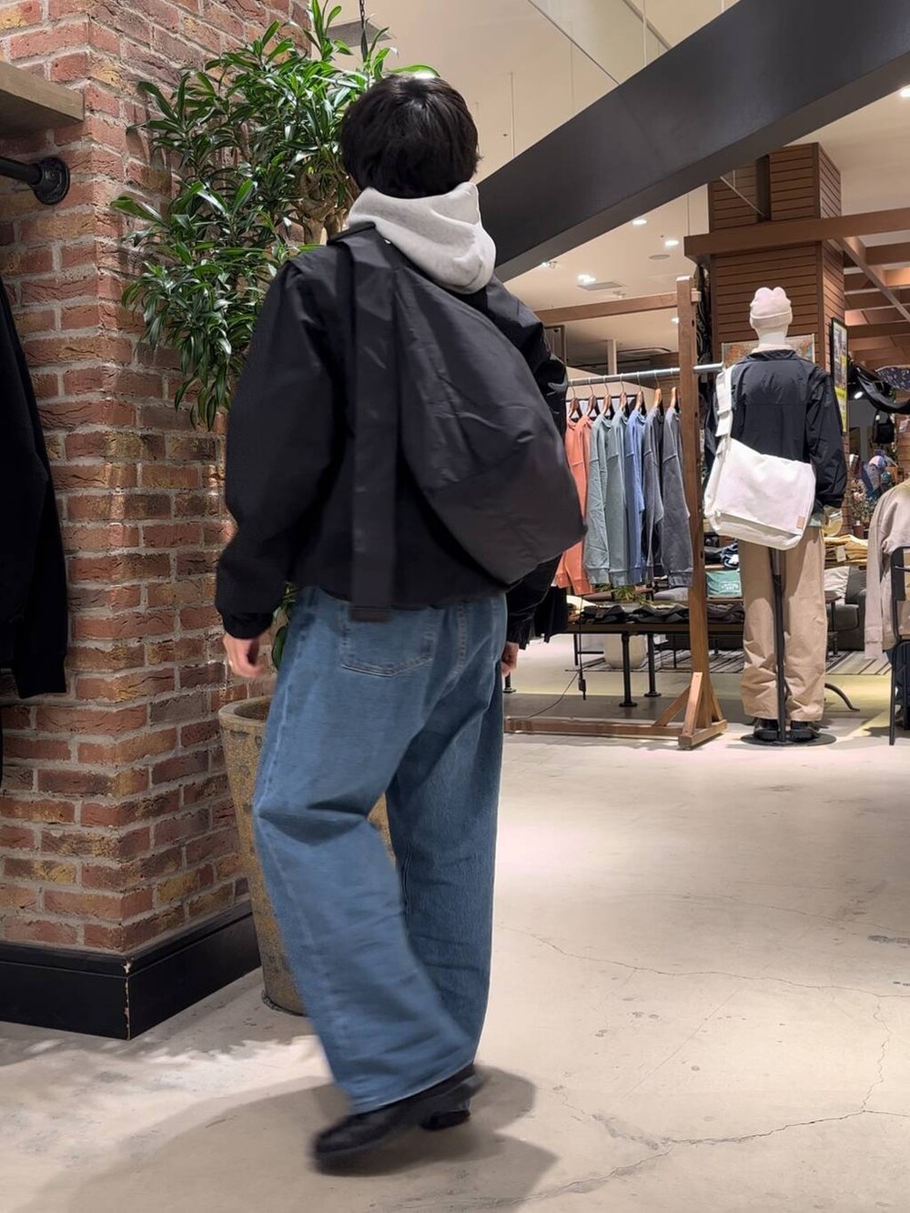 「低身長、ストリート、カジュアル、きれいめ、ジャケット、niko and ...、NUMERALS、パーカー、ブルゾン」｜「NUMERALSの【UNISEX】【NUMERALS】スウェットフードプルオーバー（パーカー、グレー系）」を使った、Kou_saitohさん（メンズ・166cm）の冬コーディネートの5枚目の写真