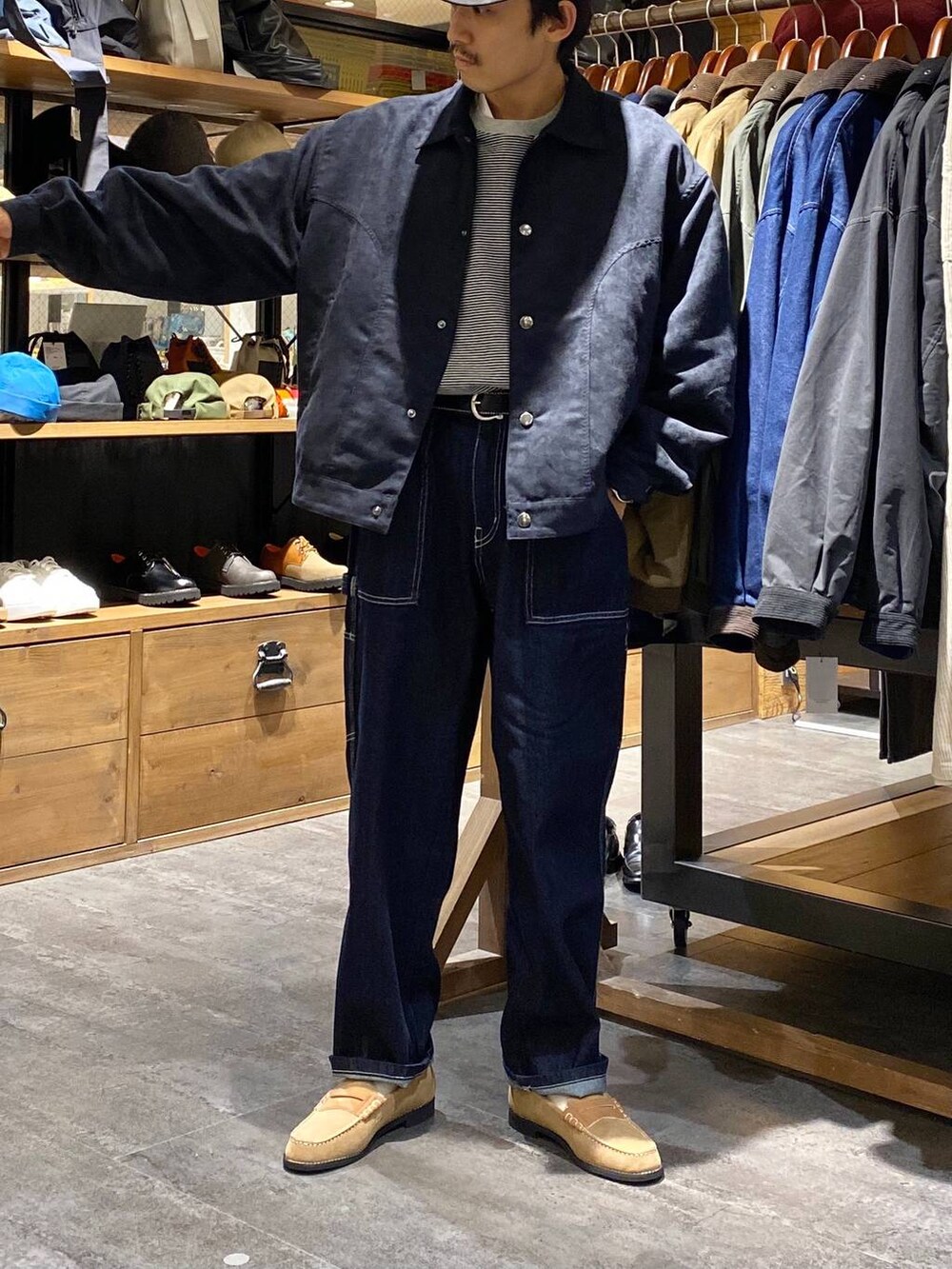 「低身長、ストリート、カジュアル、きれいめ、キャップ、デニムパンツ、秋コーデ、秋冬新作、ローファー、ブルゾン」|「niko and...のペインターデニムパンツ【niko and ... JEANS 2024AW】(デニムパンツ、ブルー系)」を使った、Kou_saitohさん(メンズ・166cm)の秋コーディネートの4枚目の写真