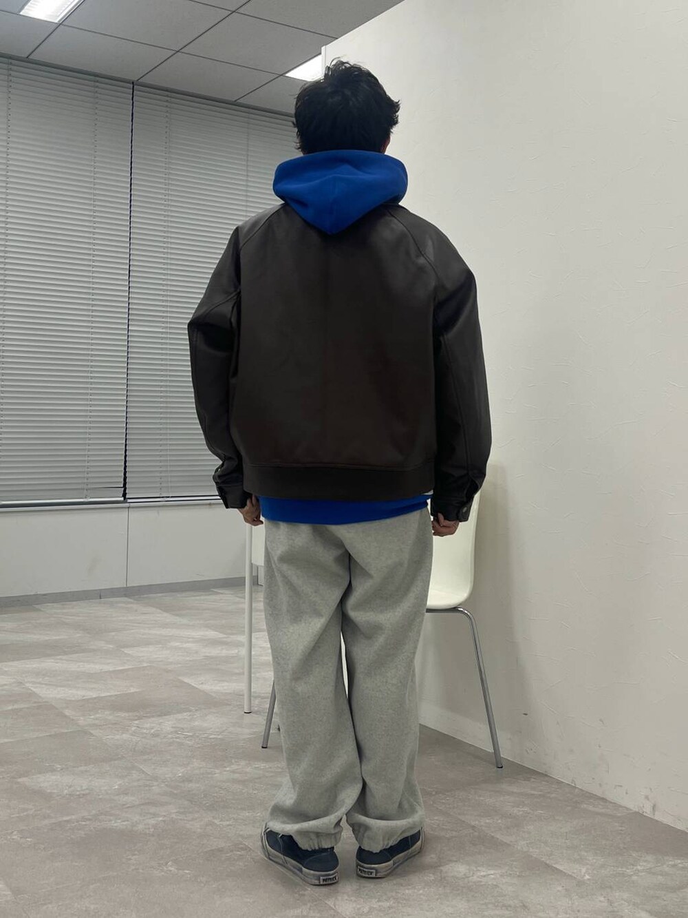 「低身長、ストリート、カジュアル、きれいめ、FISHS EDDY、パーカー、スウェット」｜「niko and...のカットメルトンイージーパンツ（その他パンツ、ベージュ系）」を使った、Kou_saitohさん（メンズ・166cm）の冬コーディネートの3枚目の写真