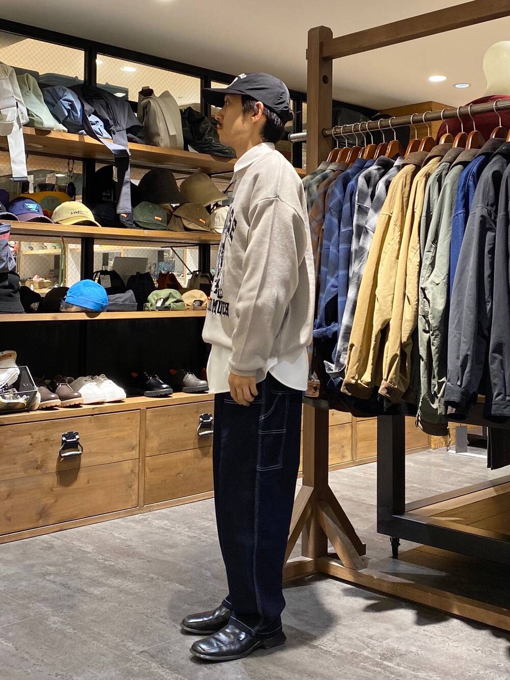 「低身長、ストリート、カジュアル、きれいめ、ニット、デニムパンツ、秋コーデ、秋冬新作」｜「niko and...のレギュラーカラーネルシャツ（シャツ/ブラウス、ホワイト系）」を使った、Kou_saitohさん（メンズ・166cm）の秋コーディネートの3枚目の写真