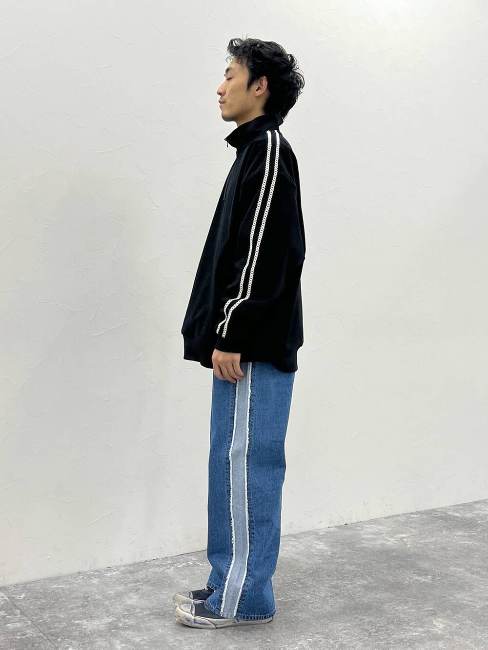 「ストリート、カジュアル、きれいめ、デニムパンツ、低身長、NKJコーデ_niko and ...」｜「niko and...の[niko and ...JEANS 2024SS]5ポケットワイドデニムパンツ（デニムパンツ、その他）」を使った、Kou_saitohさん（メンズ・166cm）の冬コーディネートの2枚目の写真