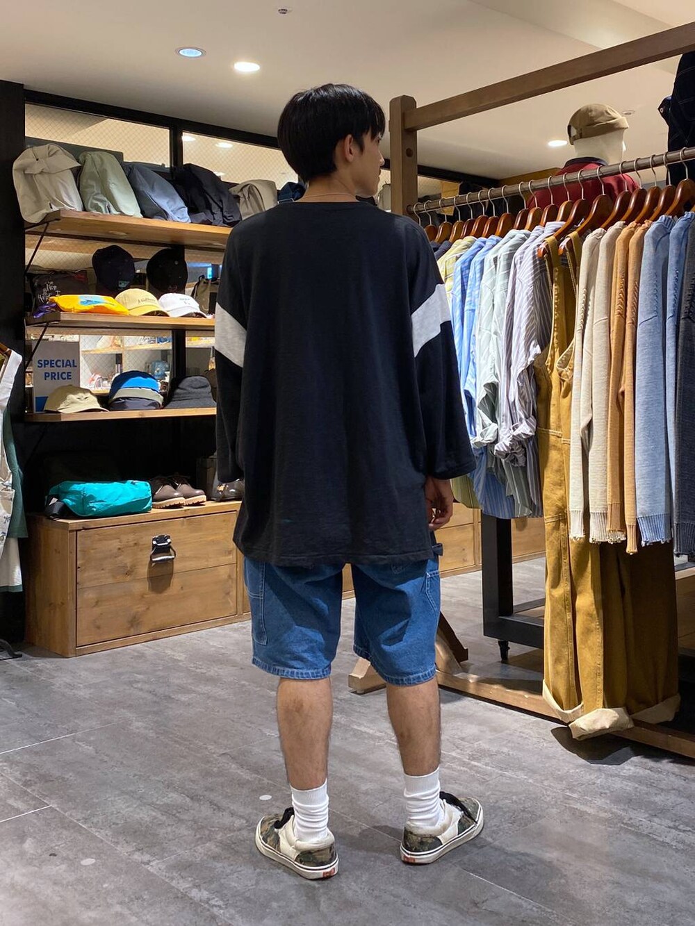「低身長、ストリート、カジュアル、きれいめ、ショートパンツ、デニムパンツ」｜「niko and...のペインターショートパンツ（その他パンツ、ブルー系）」を使った、Kou_saitohさん（メンズ・166cm）の秋コーディネートの2枚目の写真