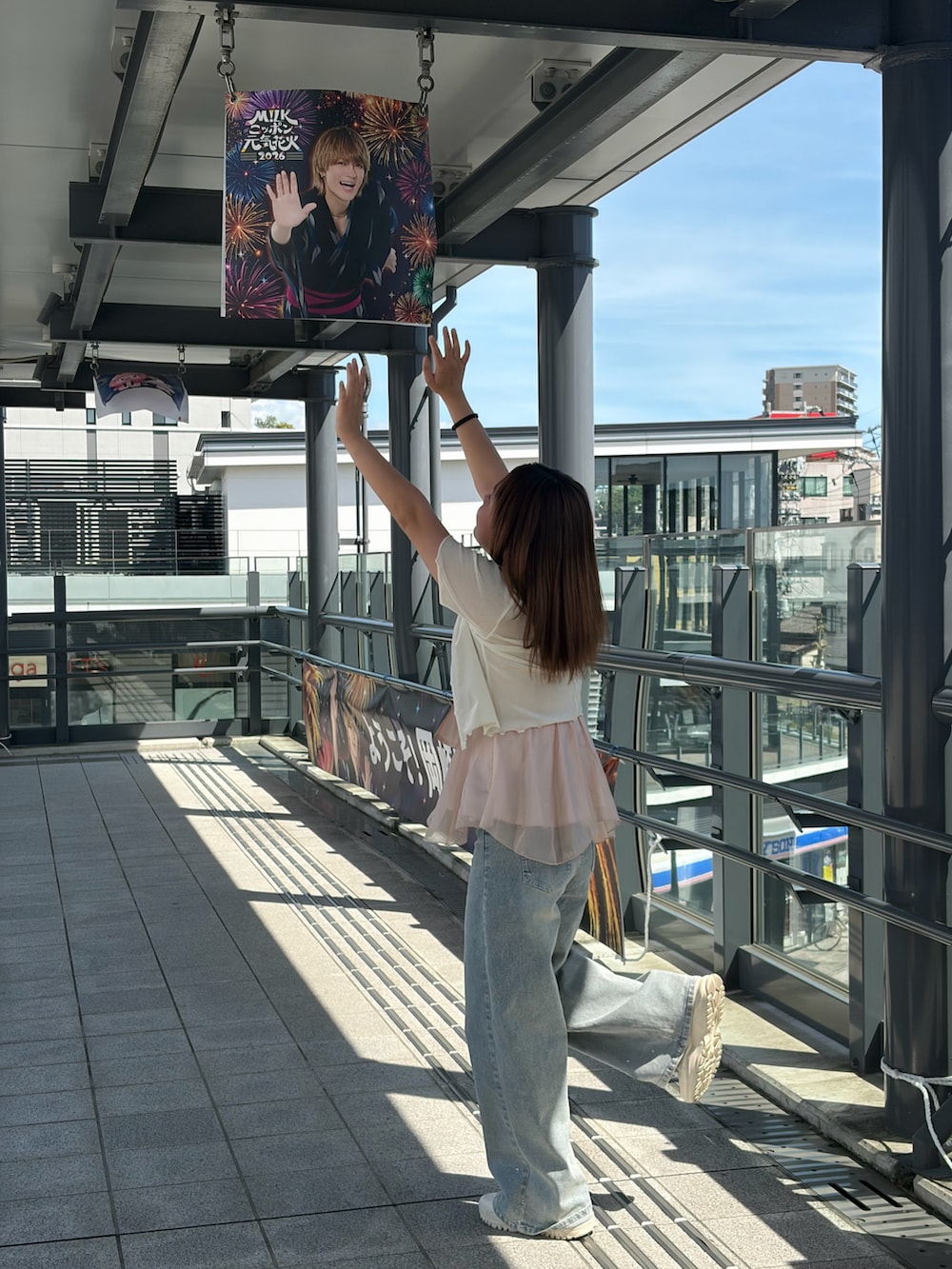 ブルー系のデニムパンツ、ピンク系のタンクトップ、ホワイト系のカーディガン/ボレロを着用したレディースの夏コーディネートの2枚目の写真