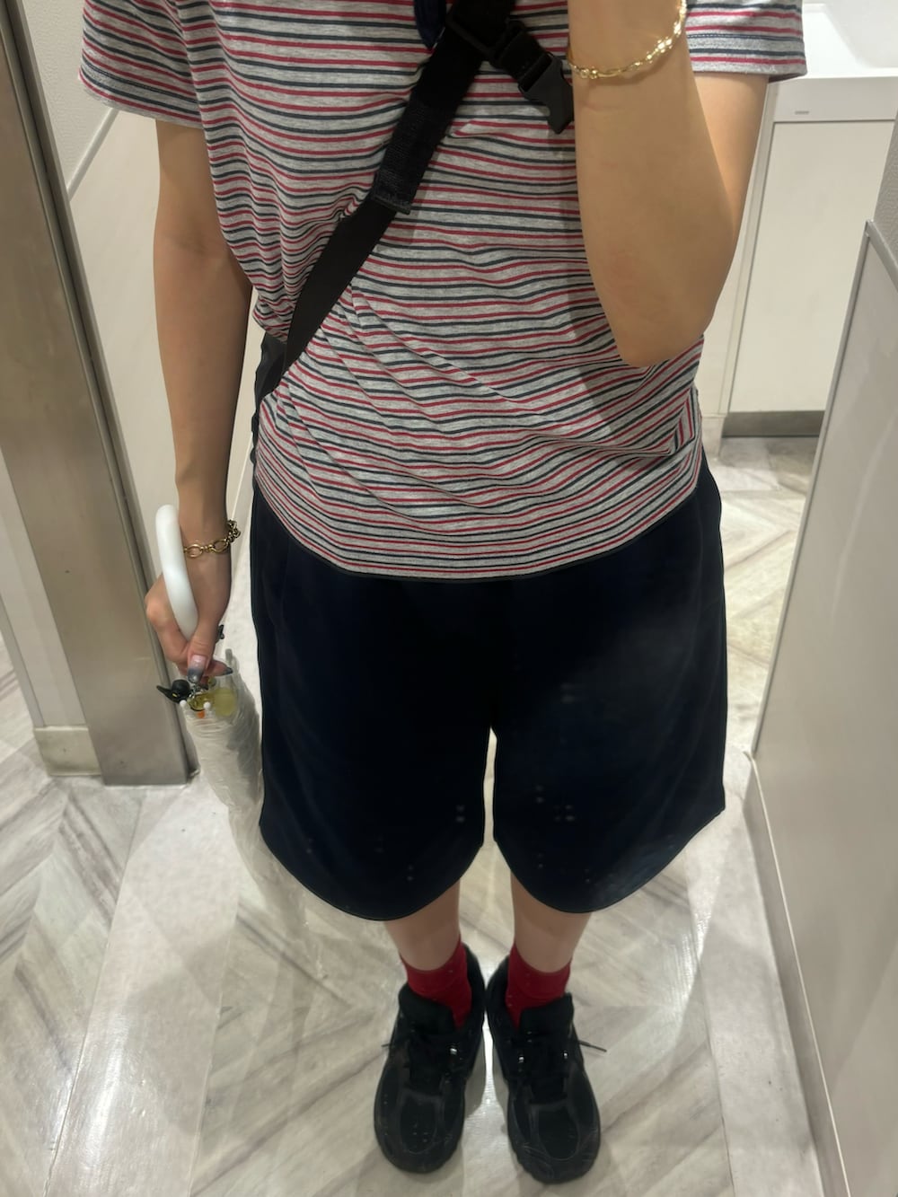 ブラック系のスニーカー、ブルー系のスウェットパンツ、その他のTシャツ/カットソーを着用したレディースの秋コーディネートの2枚目の写真