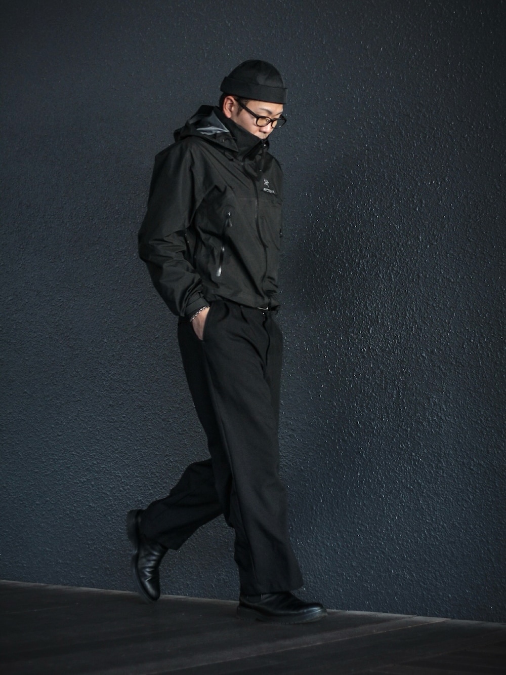 ブラック系のマウンテンパーカー、シルバー系のデジタル腕時計を着用したメンズの冬コーディネートの2枚目の写真