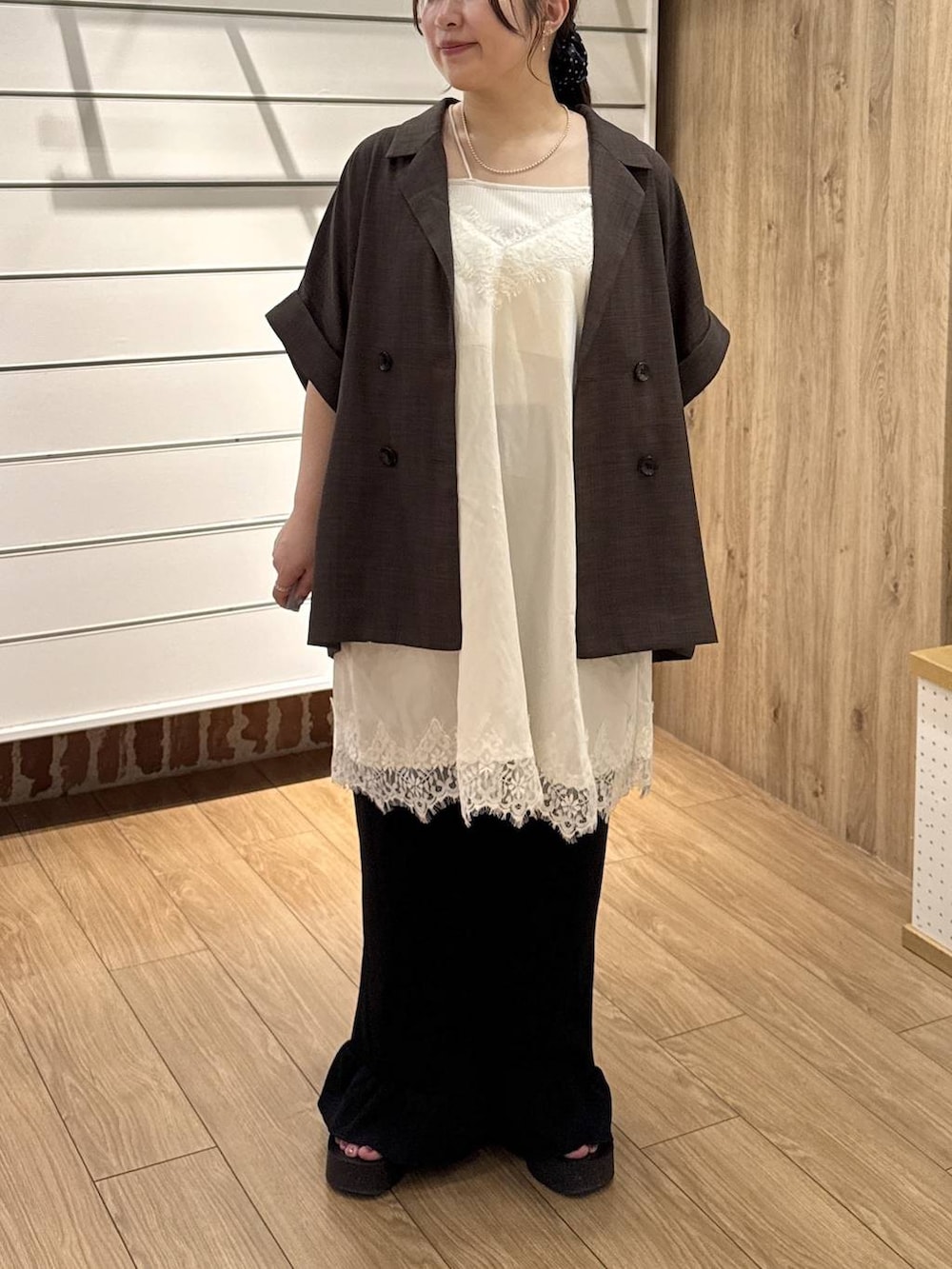 ブラック系のその他パンツ、ブラウン系のテーラードジャケット、ブラック系のサンダルを着用したレディースの秋コーディネートの4枚目の写真