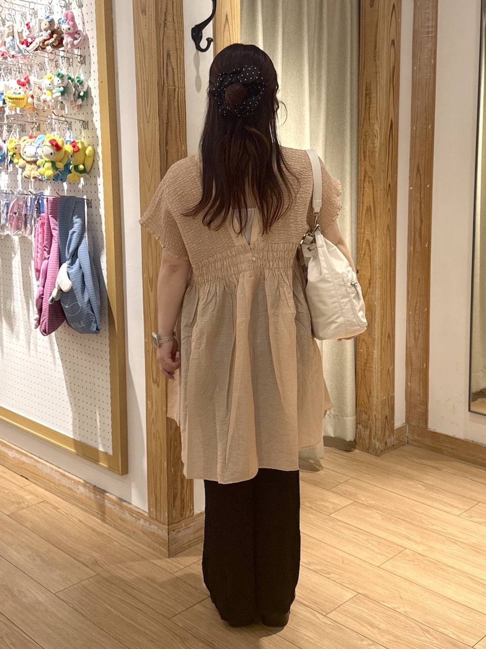 ブラウン系のシャツ/ブラウス、シルバー系のサンダル、ブラック系のその他パンツを着用したレディースの夏コーディネートの3枚目の写真