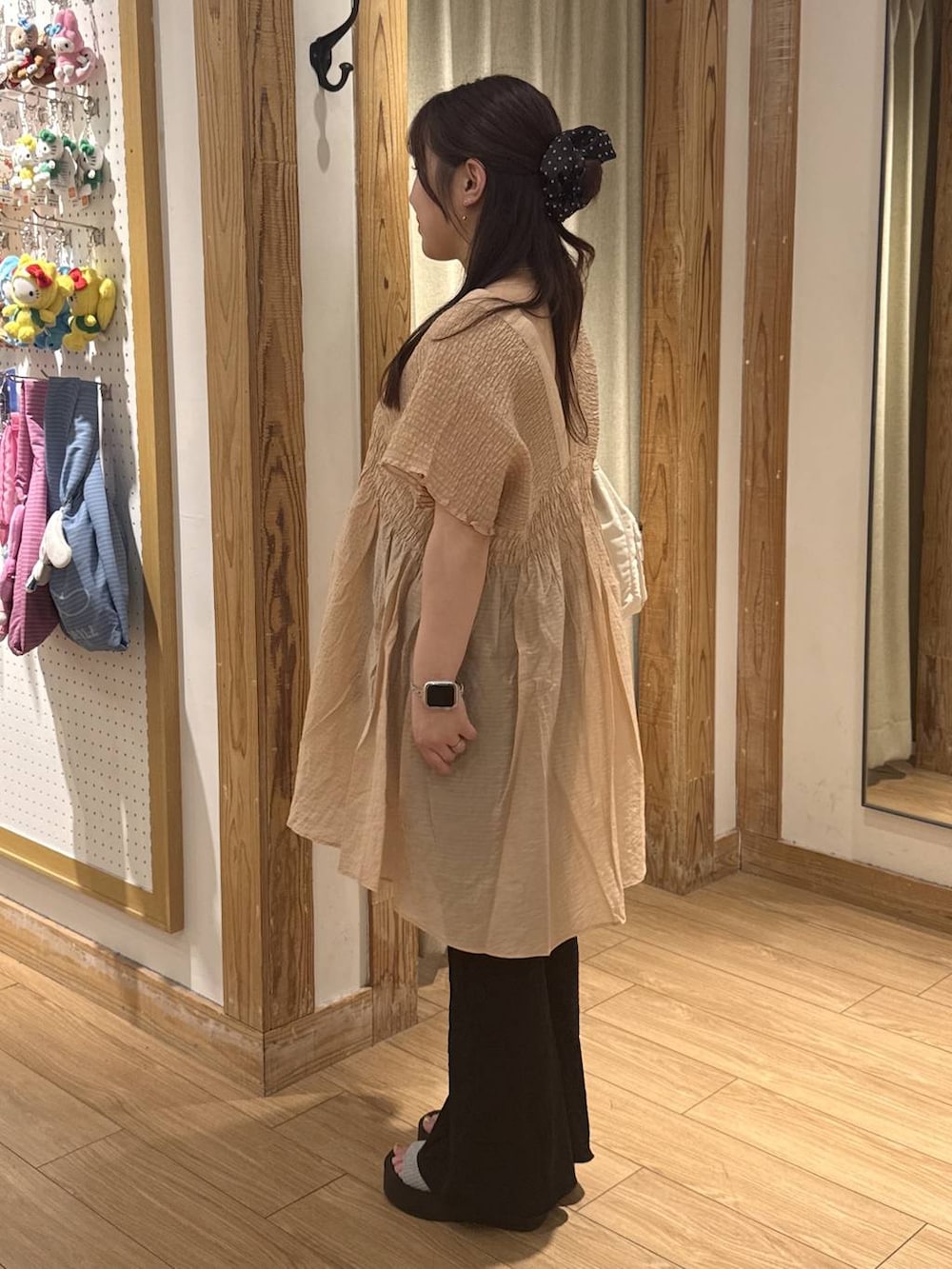 ブラウン系のシャツ/ブラウス、シルバー系のサンダル、ブラック系のその他パンツを着用したレディースの夏コーディネートの2枚目の写真