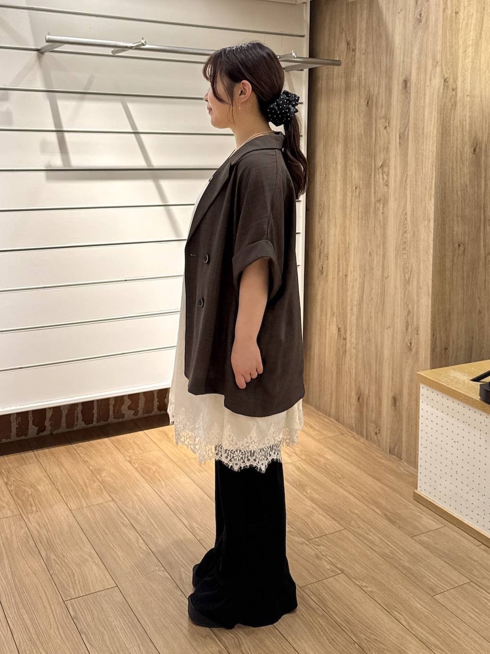 ブラック系のその他パンツ、ブラウン系のテーラードジャケット、ブラック系のサンダルを着用したレディースの秋コーディネートの2枚目の写真