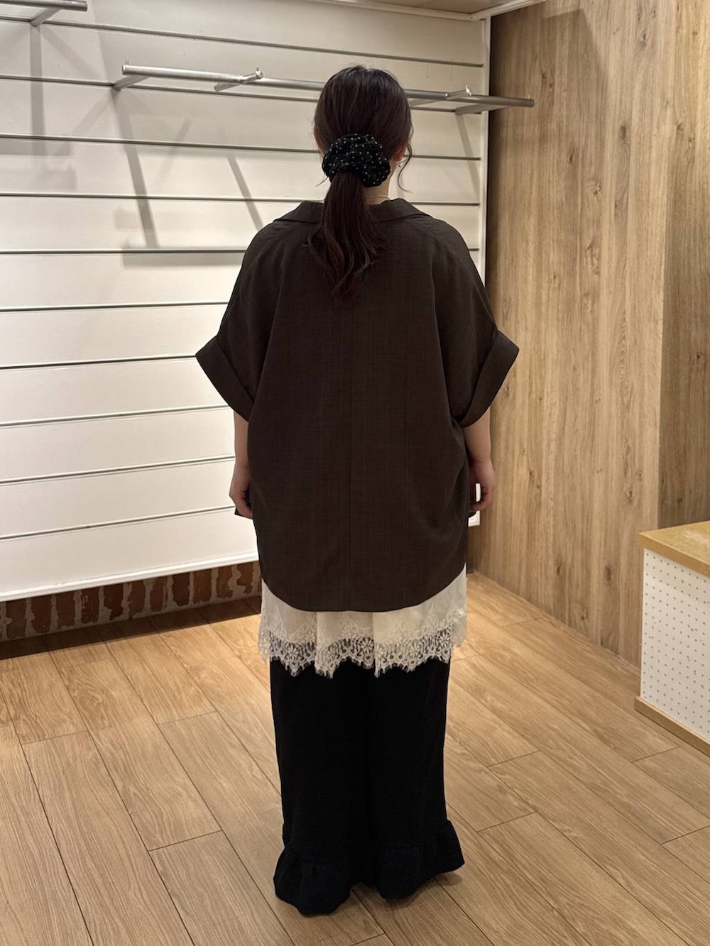 ブラック系のその他パンツ、ブラウン系のテーラードジャケット、ブラック系のサンダルを着用したレディースの秋コーディネートの3枚目の写真