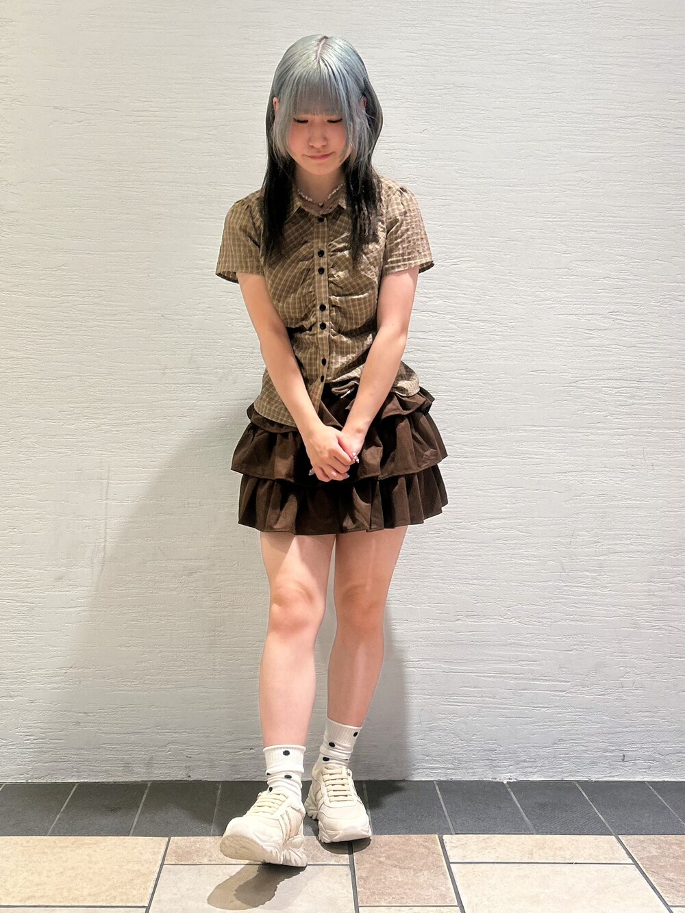 ベージュ系のスニーカーを着用したレディースの夏コーディネートの7枚目の写真
