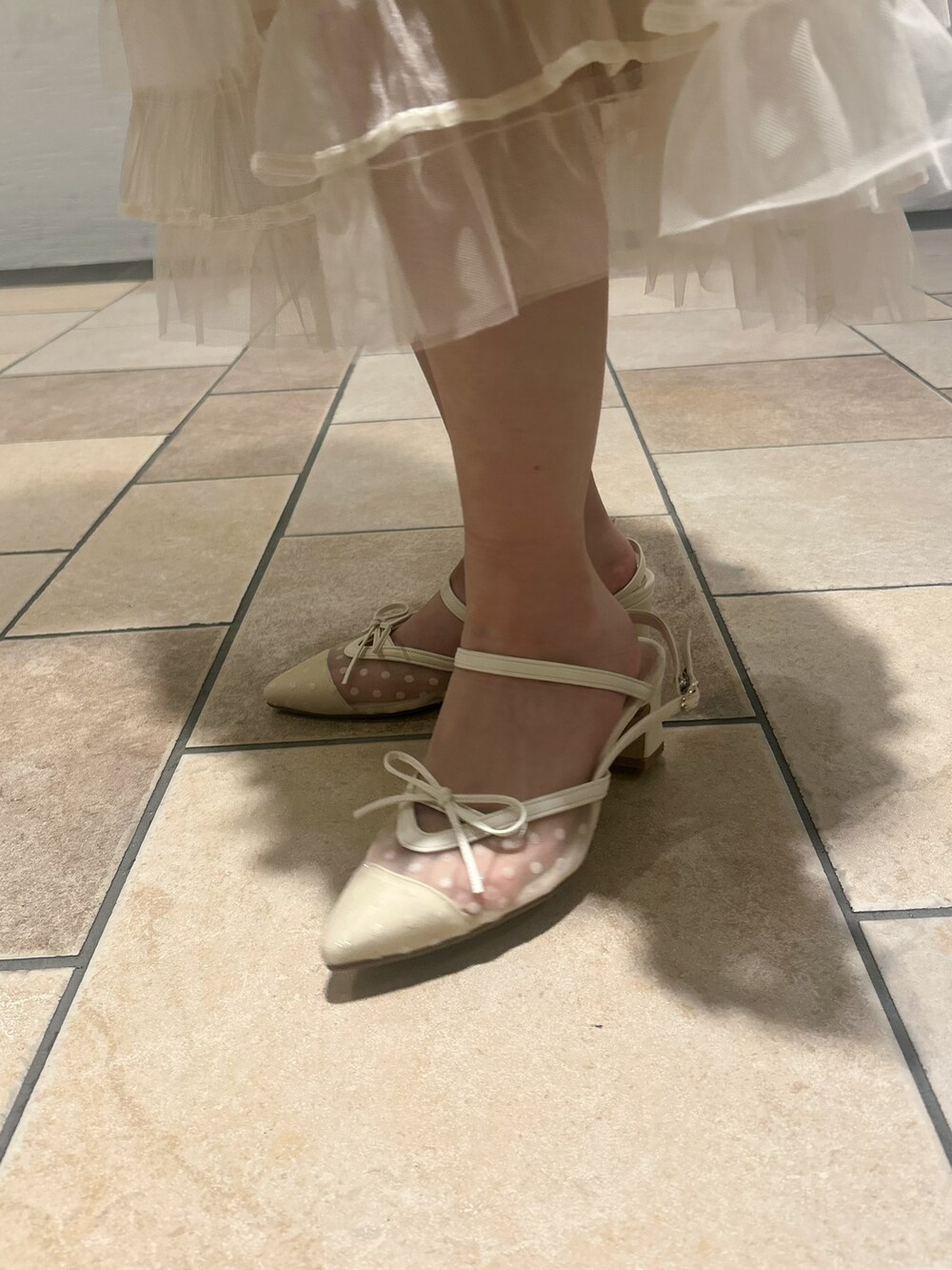 ベージュ系のパンプスを着用したレディースの春コーディネートの6枚目の写真