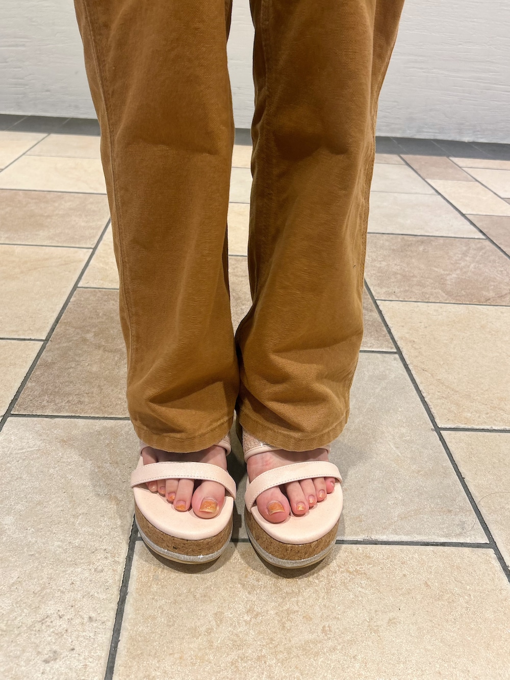 ホワイト系のサンダルを着用したレディースの夏コーディネートの7枚目の写真