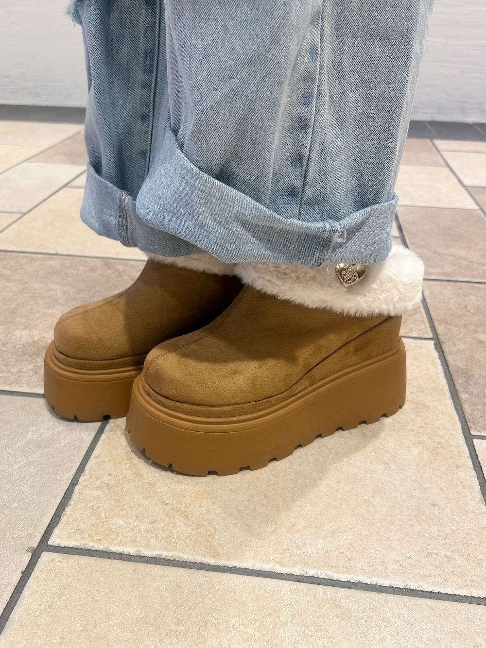 イエロー系のパンプスを着用したレディースの秋コーディネートの7枚目の写真