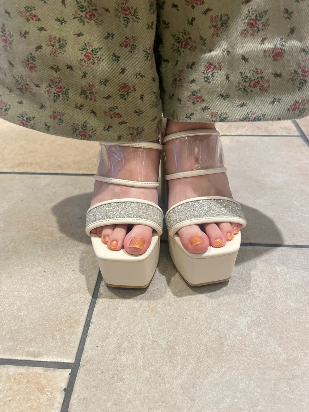 ホワイト系のサンダルを着用したレディースの夏コーディネートの5枚目の写真