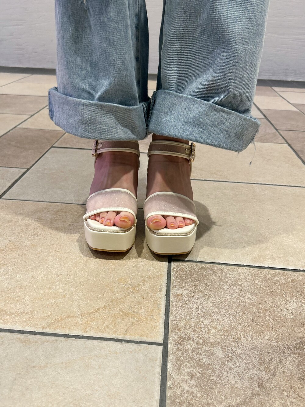 ホワイト系のサンダルを着用したレディースの夏コーディネートの7枚目の写真