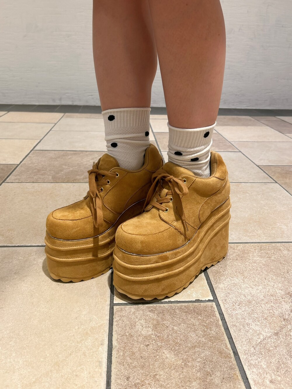 イエロー系のスニーカーを着用したレディースの夏コーディネートの8枚目の写真
