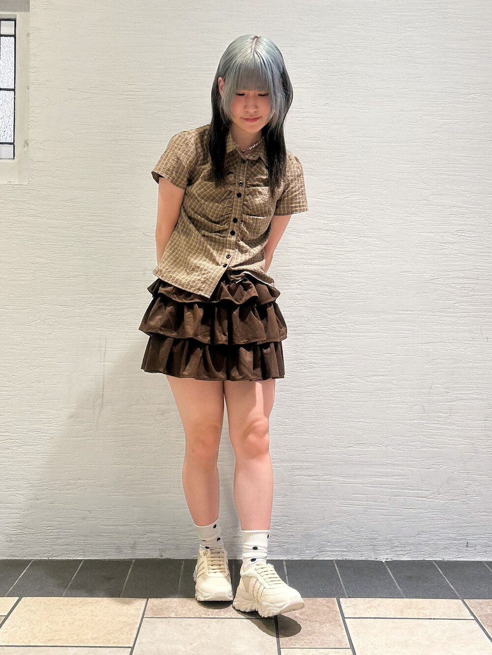 ベージュ系のスニーカーを着用したレディースの夏コーディネートの5枚目の写真