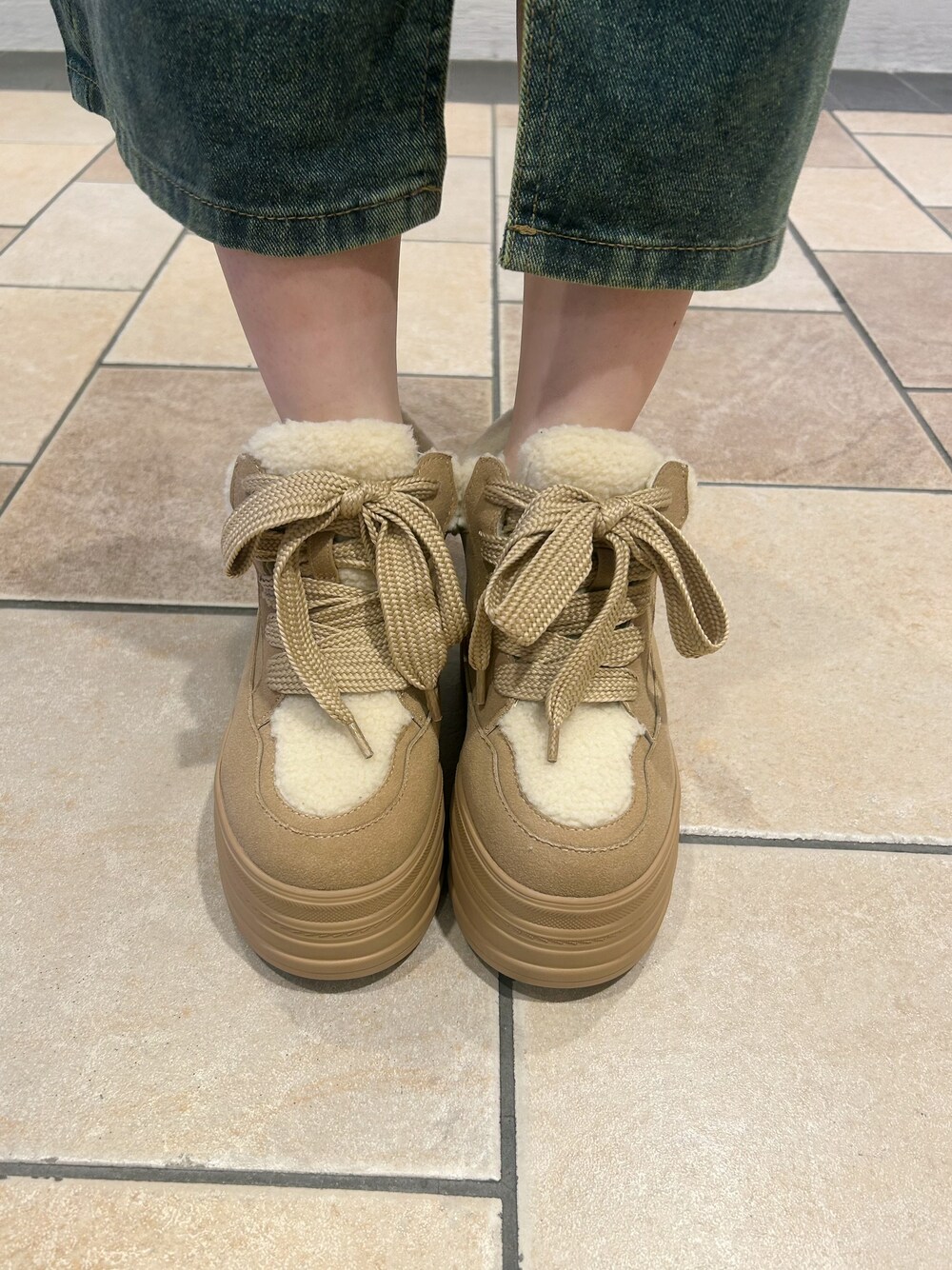 ベージュ系のスニーカーを着用したレディースの夏コーディネートの6枚目の写真