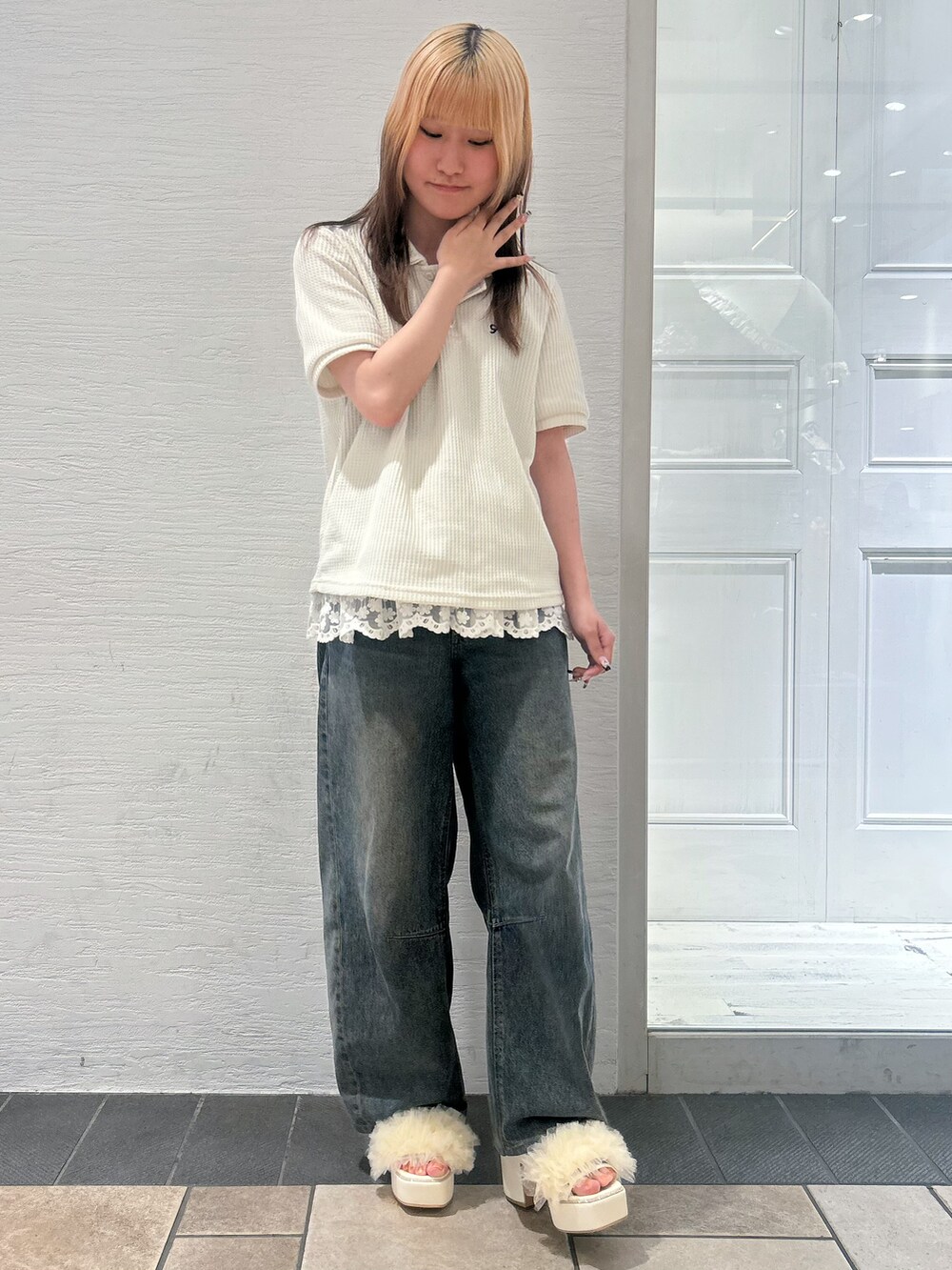 ホワイト系のサンダルを着用したレディースの春コーディネートの5枚目の写真