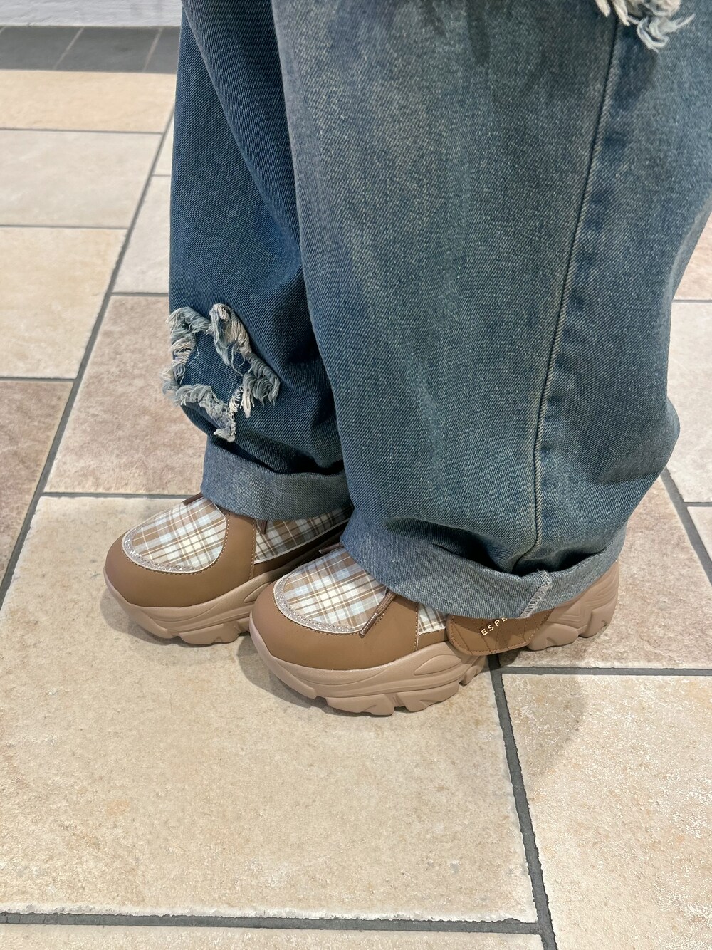 ブラウン系のスニーカーを着用したレディースの夏コーディネートの8枚目の写真