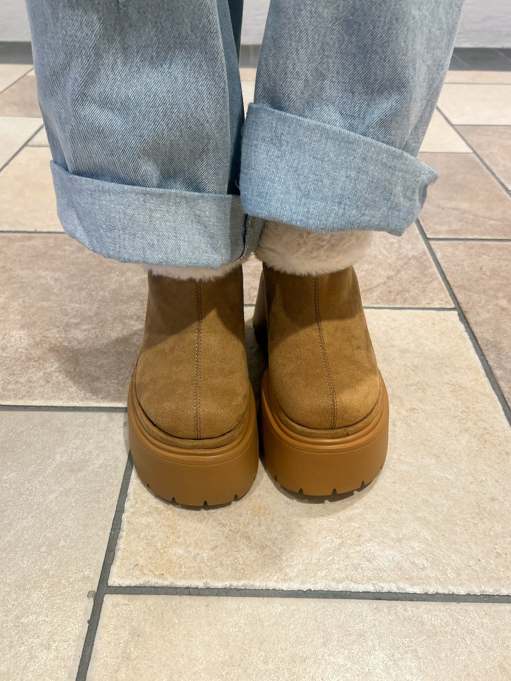 イエロー系のパンプスを着用したレディースの秋コーディネートの6枚目の写真