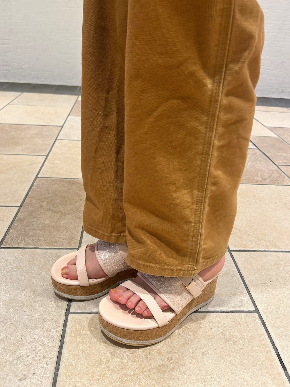 ホワイト系のサンダルを着用したレディースの夏コーディネートの9枚目の写真