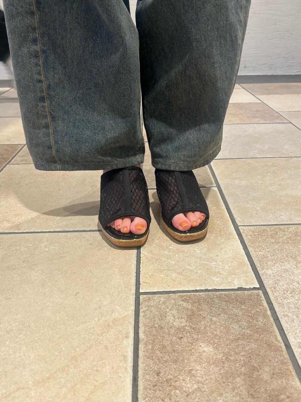 ブラック系のサンダルを着用したレディースの夏コーディネートの6枚目の写真