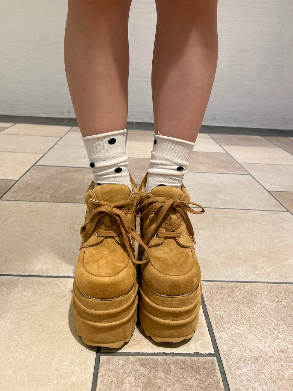 イエロー系のスニーカーを着用したレディースの夏コーディネートの7枚目の写真