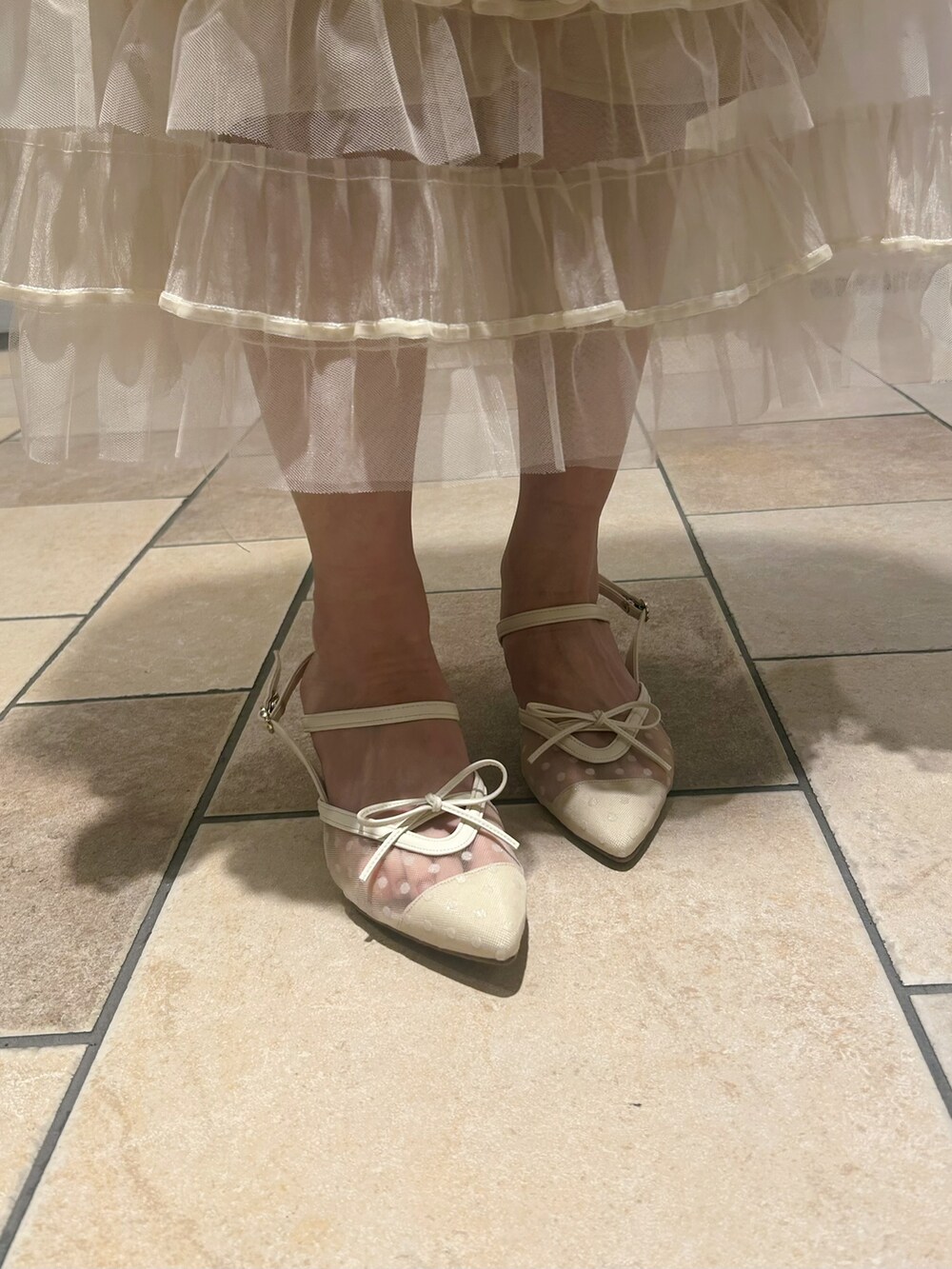 ベージュ系のパンプスを着用したレディースの春コーディネートの4枚目の写真