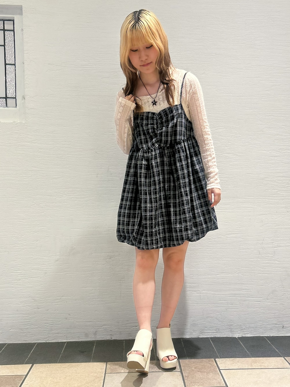 ホワイト系のサンダルを着用したレディースの夏コーディネートの3枚目の写真
