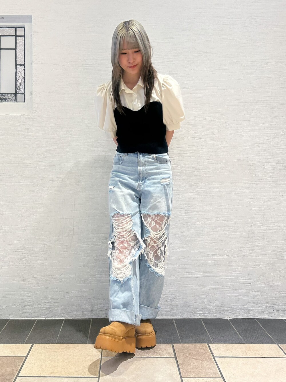 イエロー系のパンプスを着用したレディースの秋コーディネートの4枚目の写真
