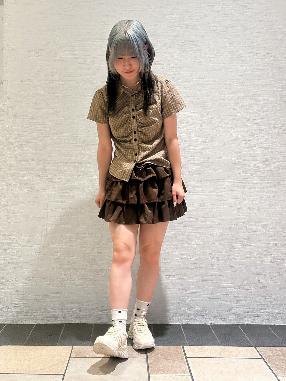 ベージュ系のスニーカーを着用したレディースの夏コーディネートの3枚目の写真