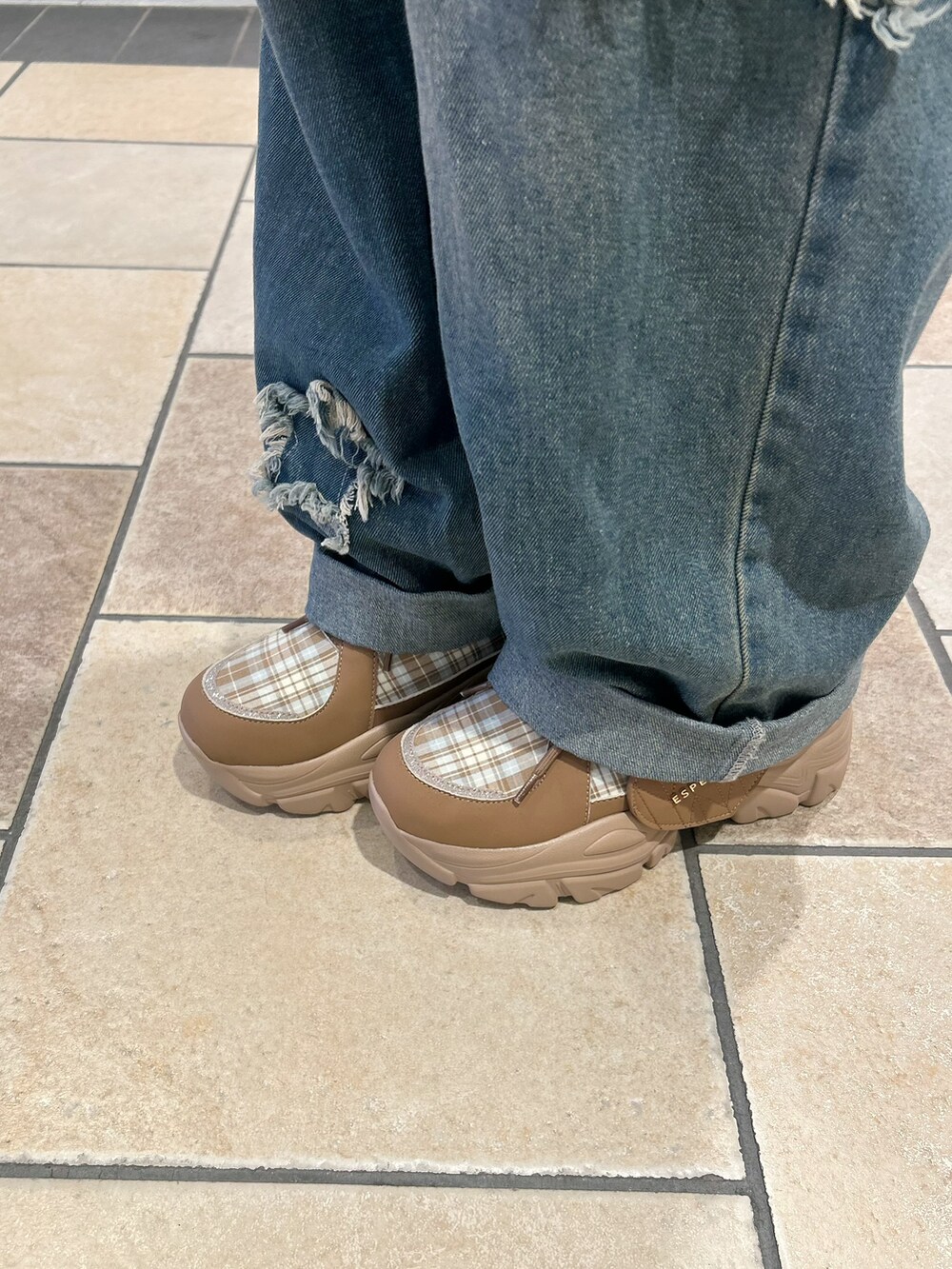 ブラウン系のスニーカーを着用したレディースの夏コーディネートの7枚目の写真
