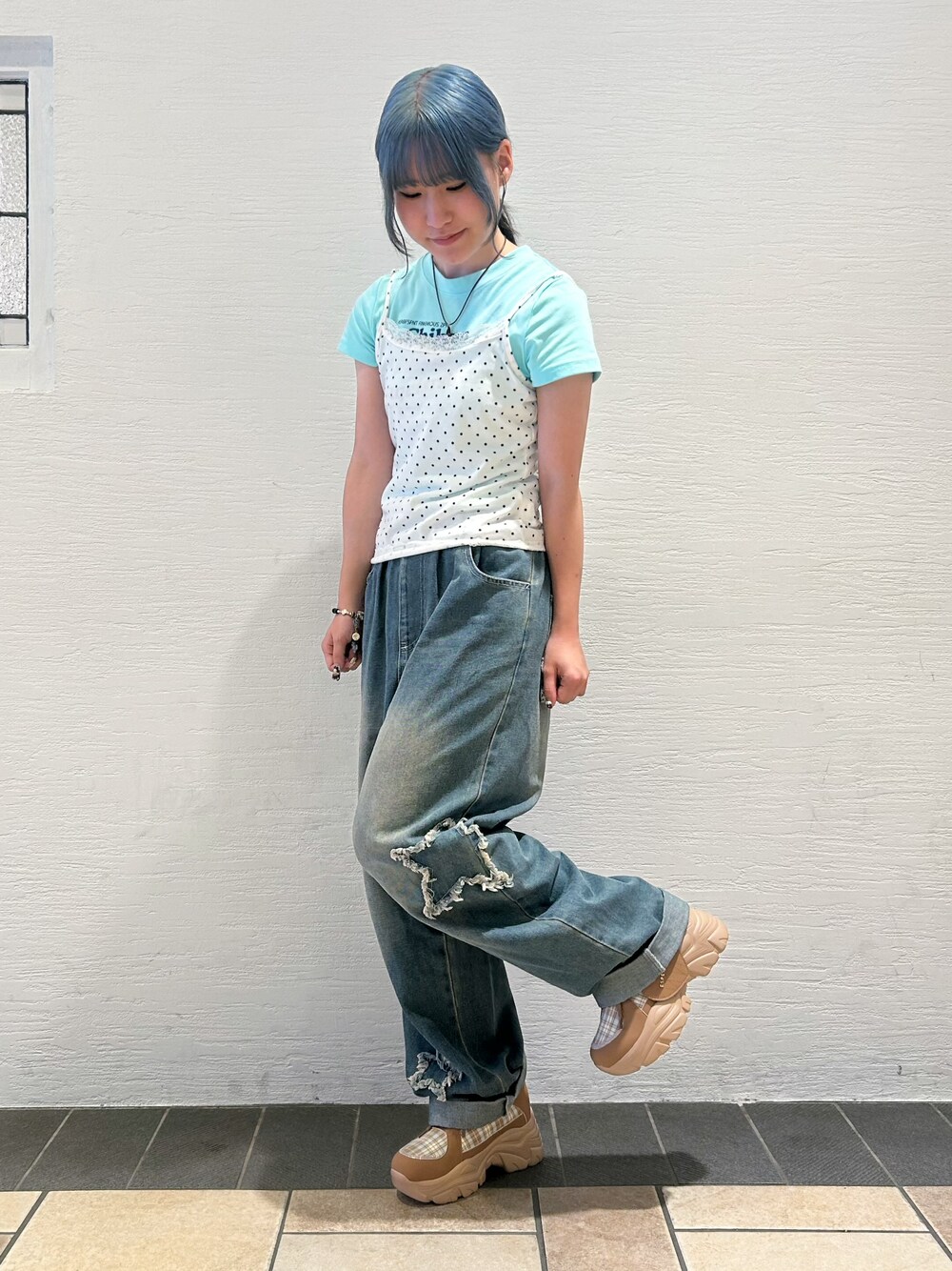 ブラウン系のスニーカーを着用したレディースの夏コーディネートの4枚目の写真