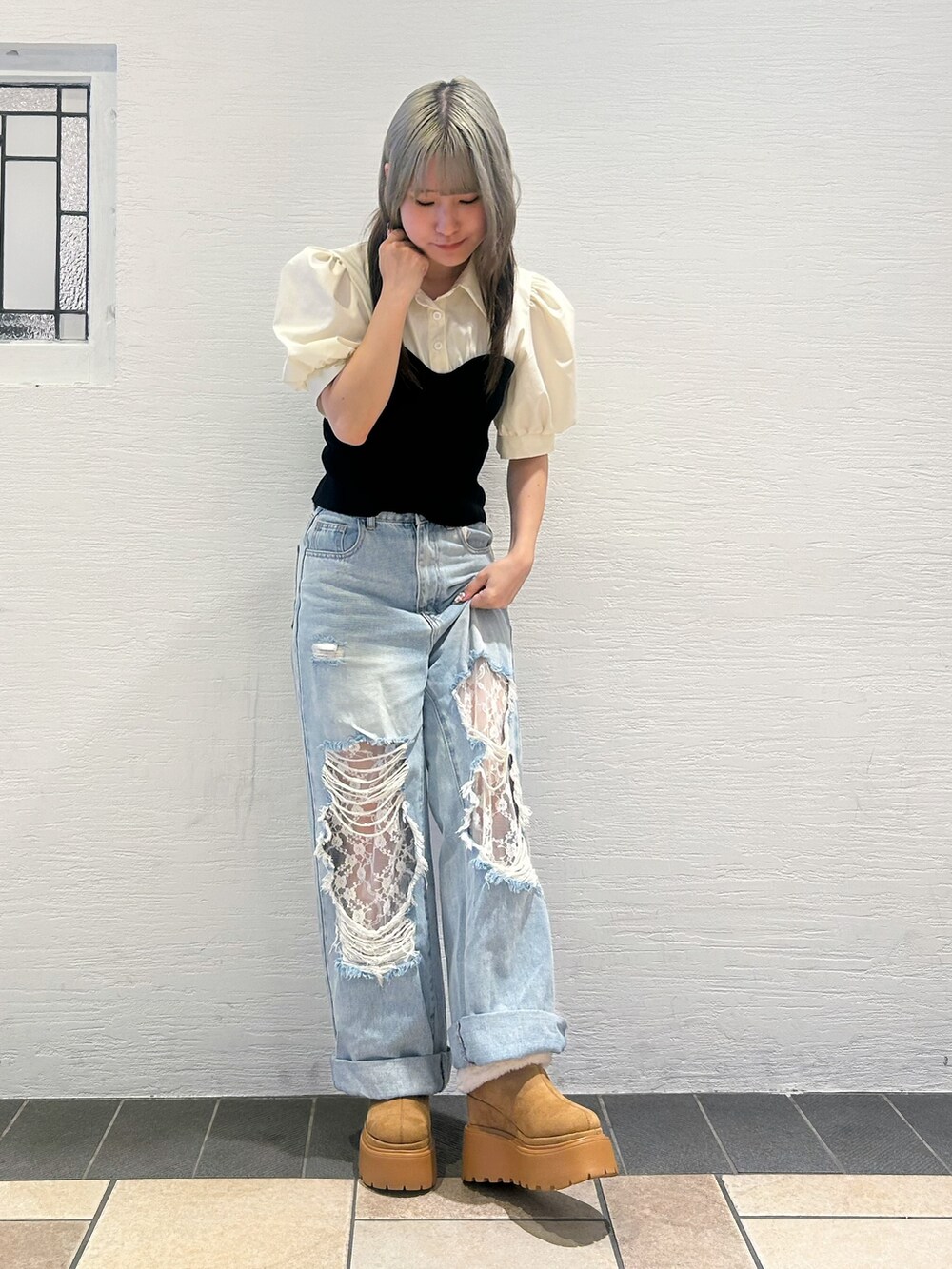 イエロー系のパンプスを着用したレディースの秋コーディネートの2枚目の写真