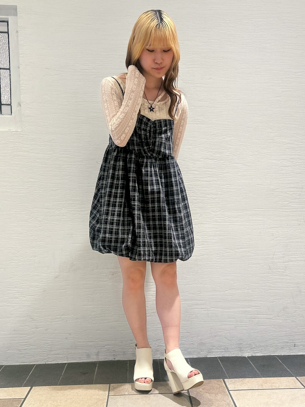 ホワイト系のサンダルを着用したレディースの夏コーディネートの4枚目の写真